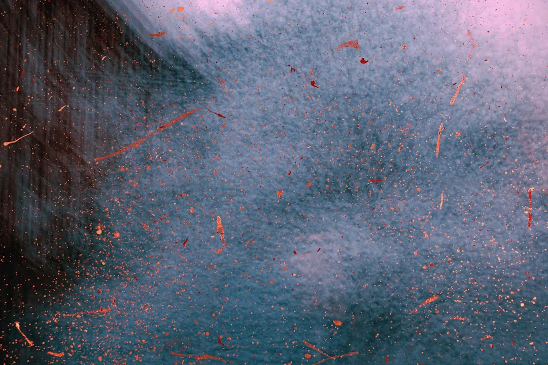 Uma imagem embaçada de um prédio com um céu ao fundo Uma imagem embaçada de um prédio com um céu ao fundo