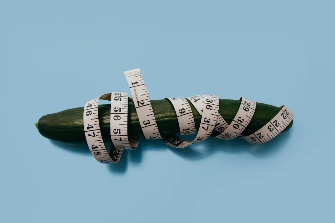 Pepino verde e fita adesiva
