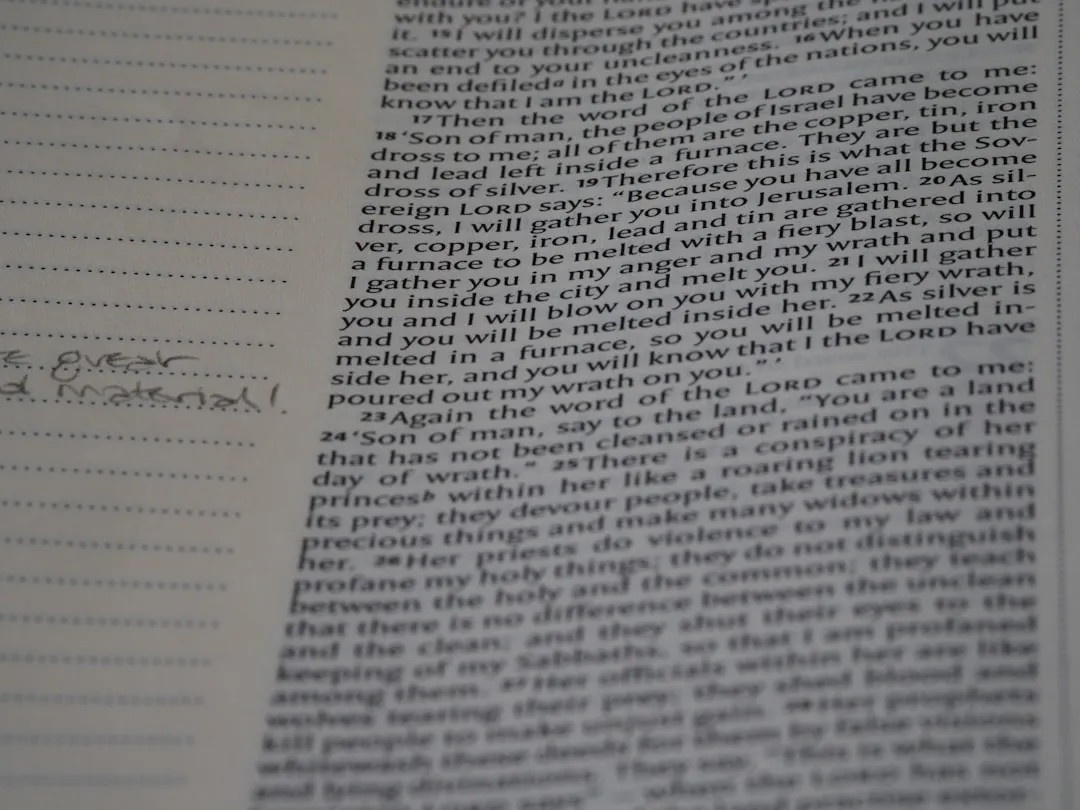 A linguagem escrita como um registro do nosso estado mental. Páginas de um livro com anotações e texto destacado.