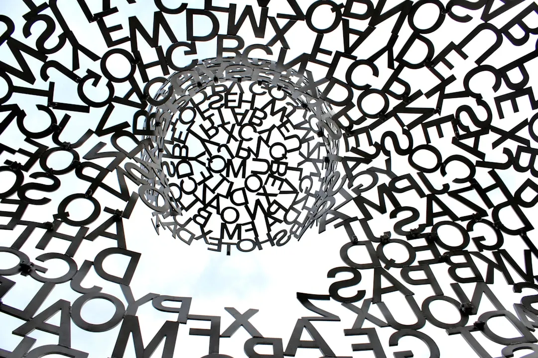 A complexidade dos dados de linguagem e os desafios éticos. Um redemoinho caótico de letras pretas, simbolizando a complexidade dos dados de linguagem.
