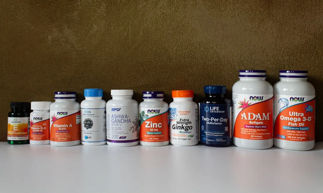 Uma fileira de garrafas de diferentes tipos de vitaminas