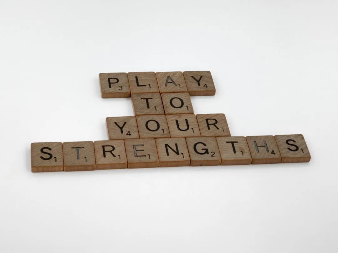 Scrabble tiles spelling play com sua força