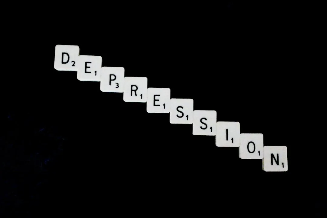 IA extraindo insights de dados textuais para a saúde mental Uma pessoa apontando para a palavra 'insights' em um papel com outros termos de negócios