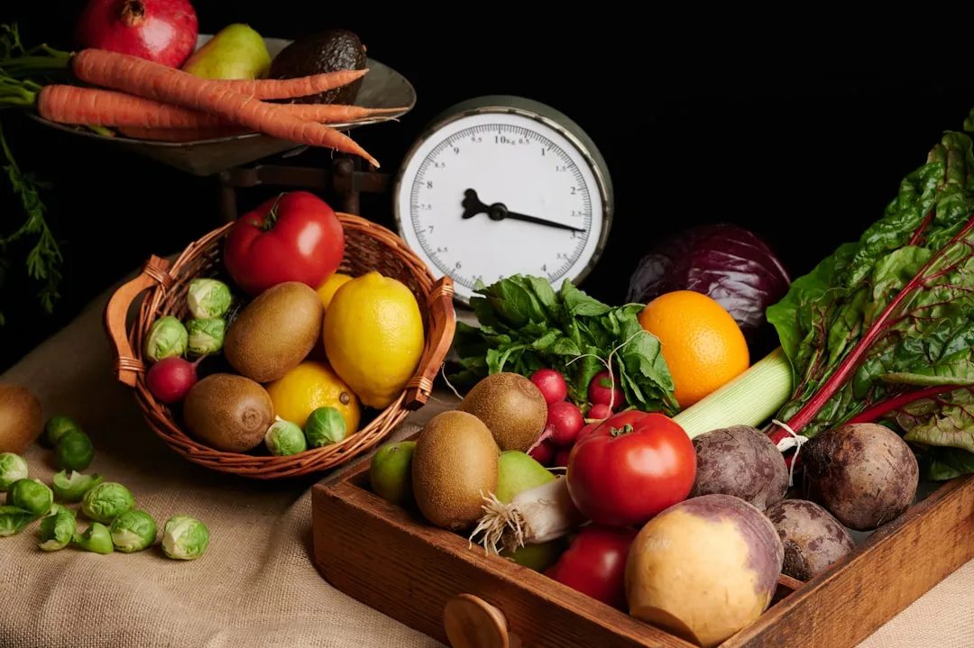 Uma caixa de madeira cheia de muitos tipos diferentes de vegetais