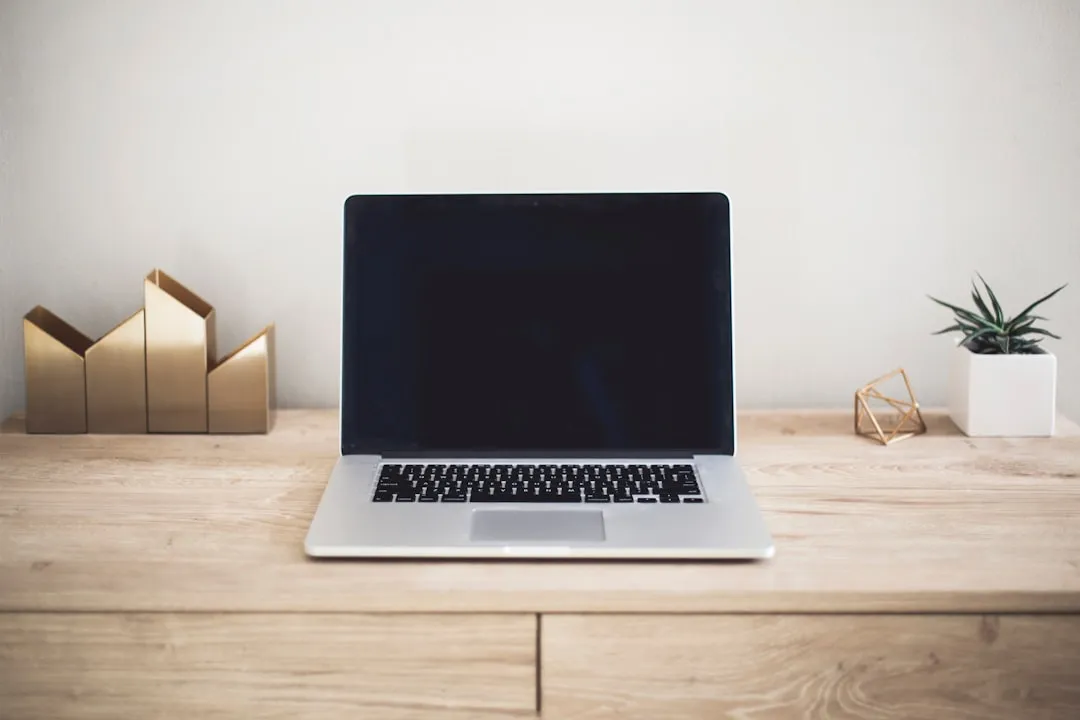 Macbook pro no topo da mesa marrom Macbook pro no topo da mesa marrom