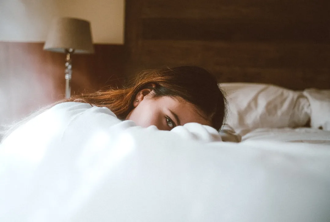 Mulher descansando a cabeça na cama