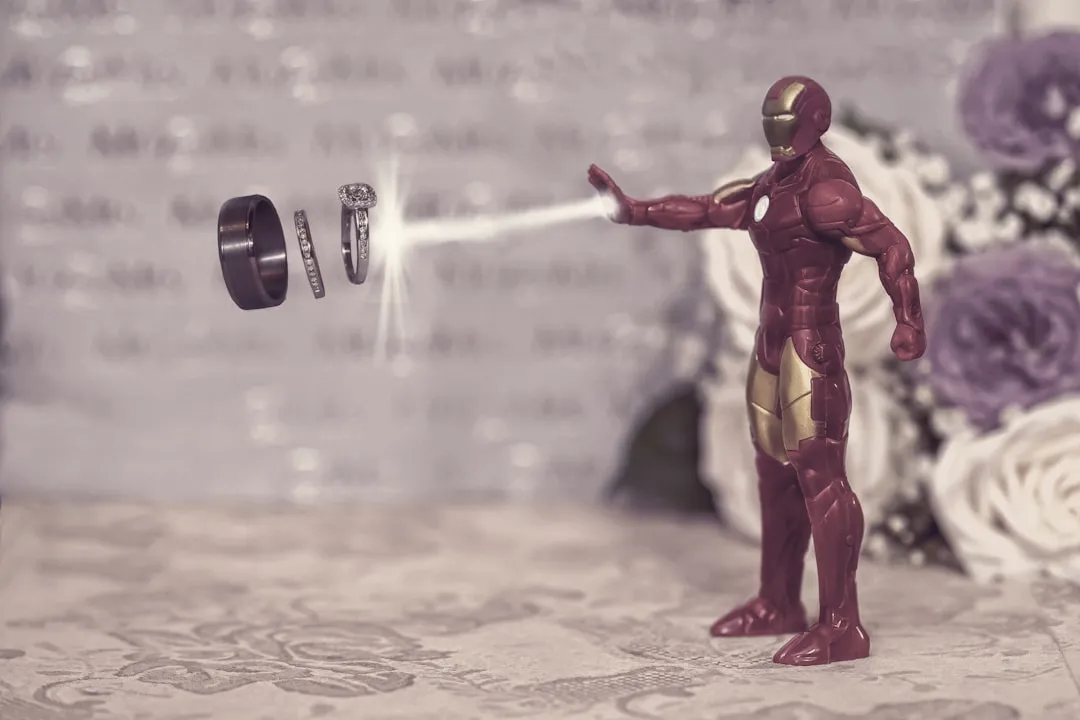 Figura de ação do homem de ferro vermelho e amarelo