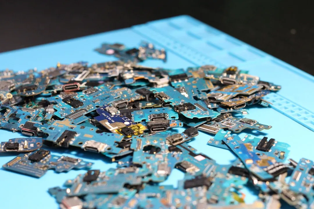 As placas de circuito eletrônico são empilhadas em uma superfície azul.