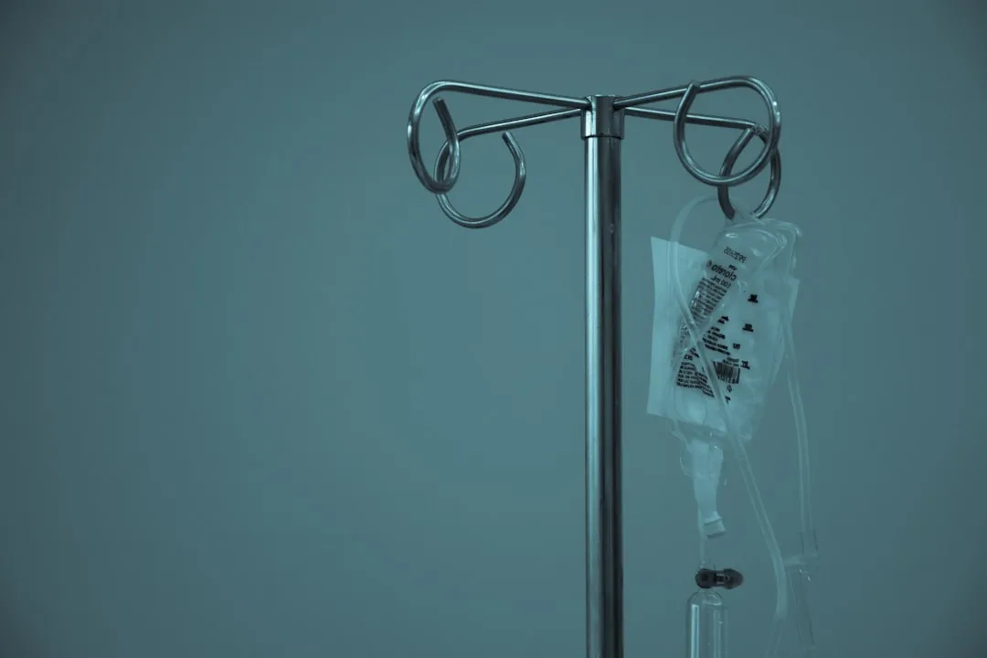 Dextrose pendurada no suporte iv em aço inoxidável