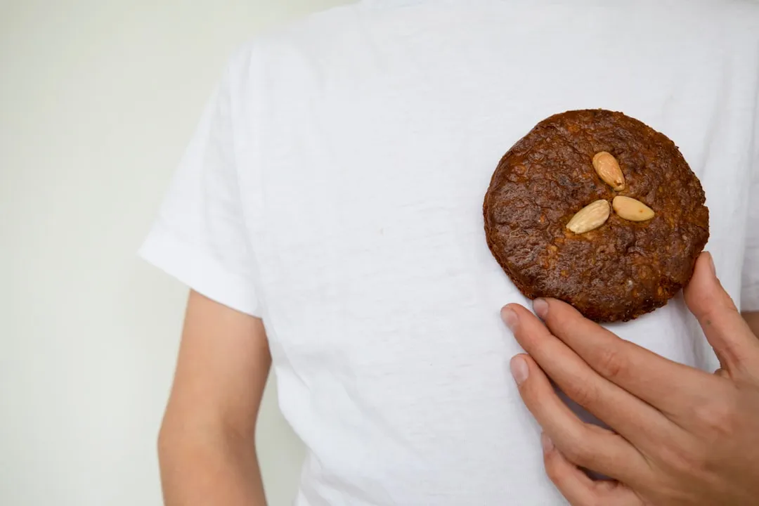 Uma pessoa segurando um biscoito na mão
