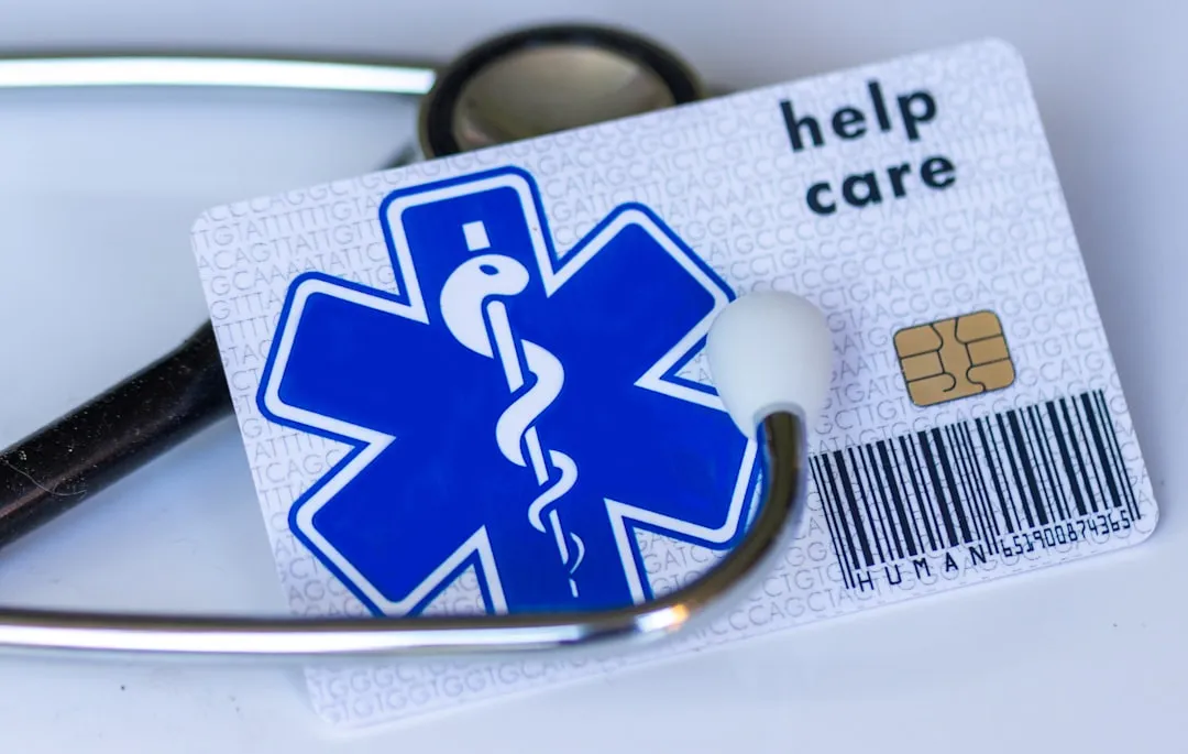 Um cartão médico com um estetoscópio em cima dele