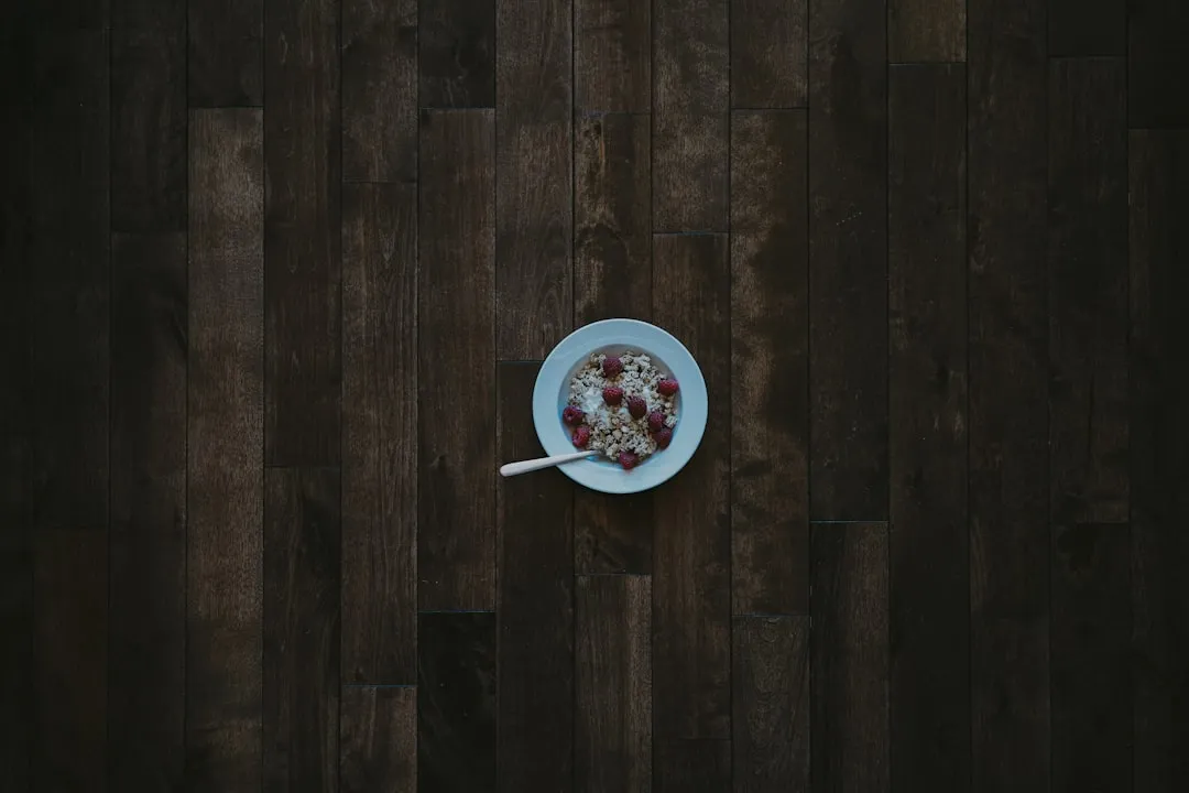 Uma tigela de cereal com frutas e nozes, representando um prato que acalma e nutre a saúde mental.