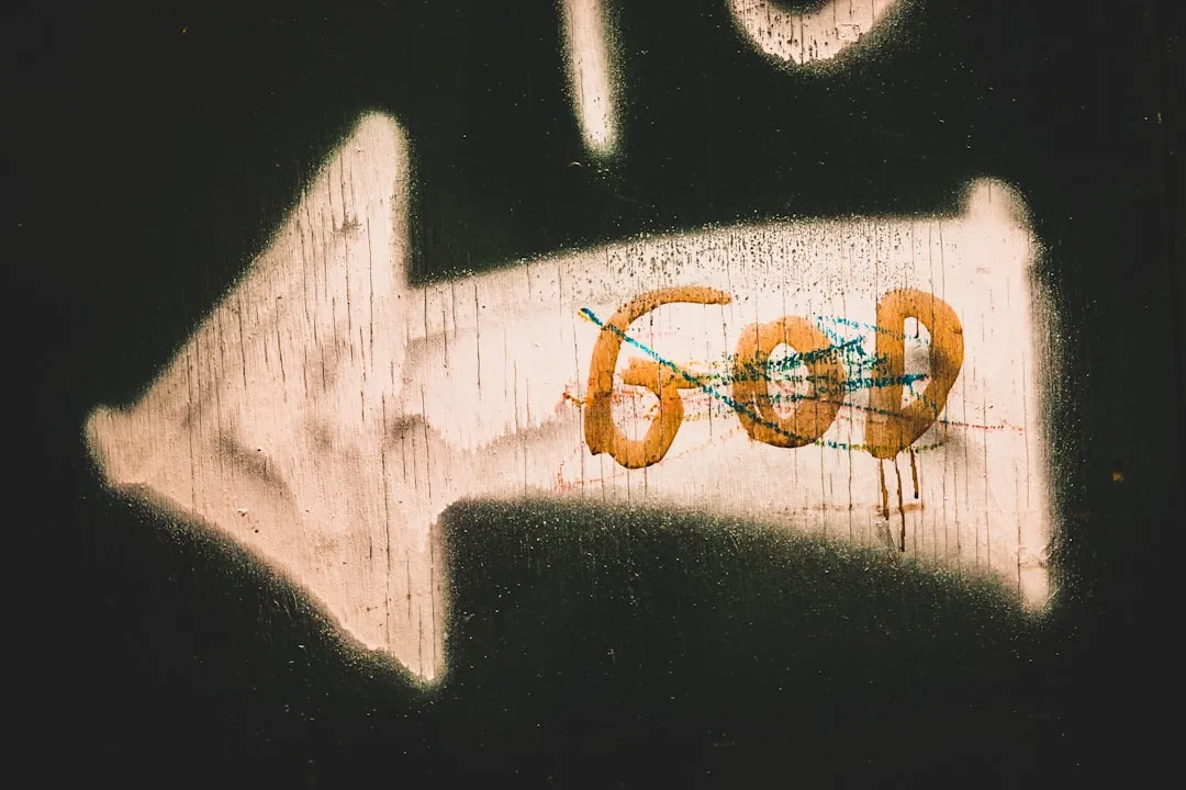 Parede de madeira branca e marrom com grafite em forma de coração
