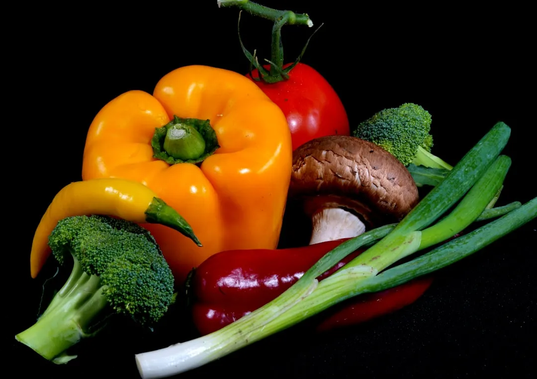 Um grupo de vegetais sentados um ao lado do outro Um grupo de vegetais sentados um ao lado do outro
