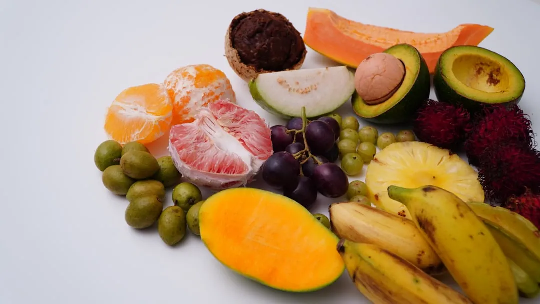 Frutas e uvas laranja fatiado Frutas e uvas laranja fatiado