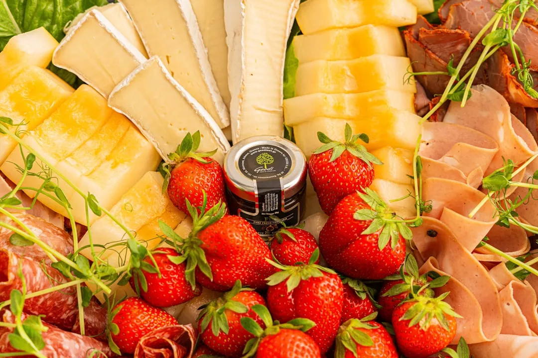 Uma deliciosa placa de charcutaria com frutas frescas. Uma deliciosa placa de charcutaria com frutas frescas.