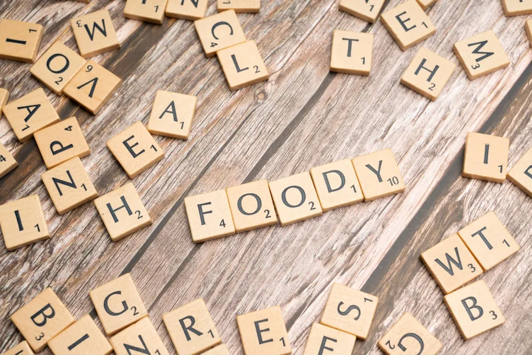 Um close de letras de scrabble em uma superfície de madeira Um close de letras de scrabble em uma superfície de madeira
