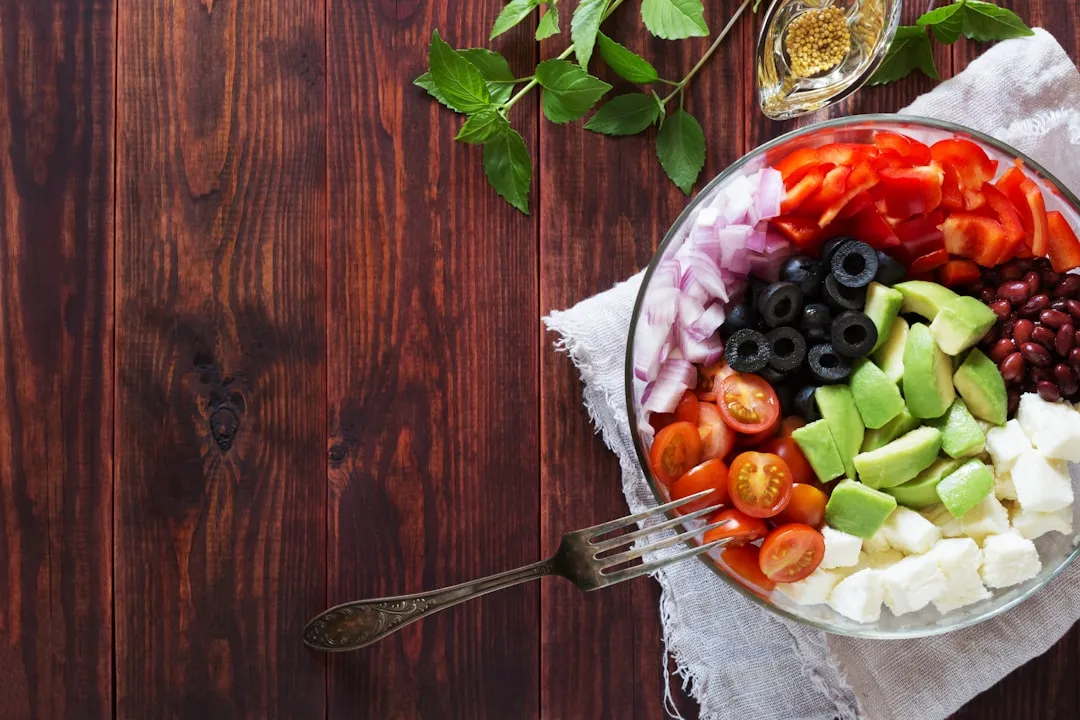 Uma tigela de salada colorida com muitos ingredientes frescos. Uma tigela de salada colorida com muitos ingredientes frescos.