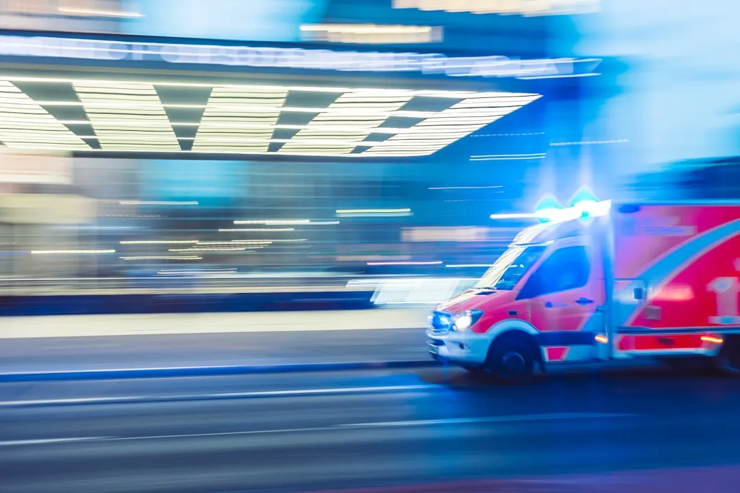 Imagem em longa exposição de um veículo em movimento, simbolizando a velocidade e urgência