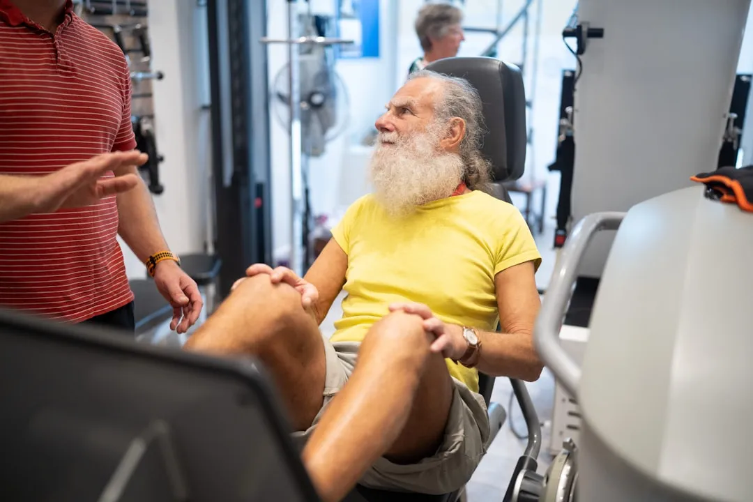 Um homem com uma barba branca sentada em uma academia Um homem com uma barba branca sentada em uma academia