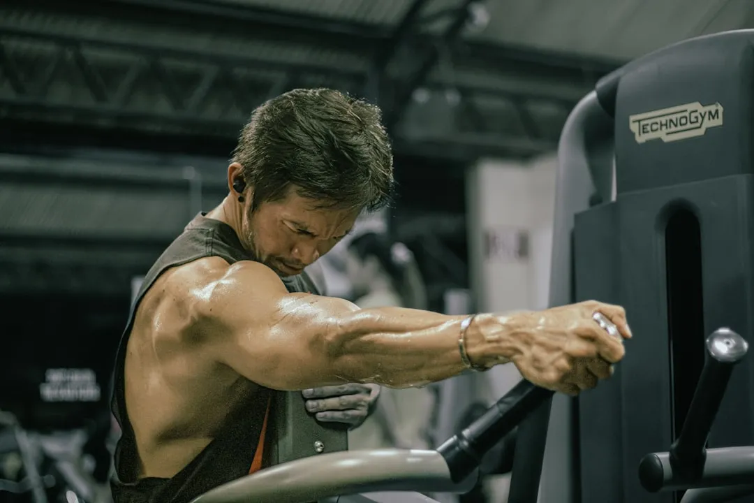 O homem está trabalhando na academia. O homem está trabalhando na academia.
