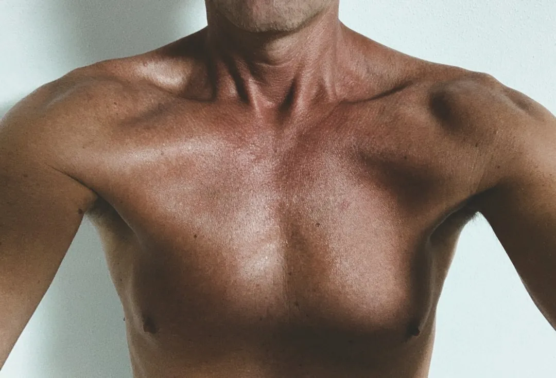 Um close do peito de um homem Um close do peito de um homem