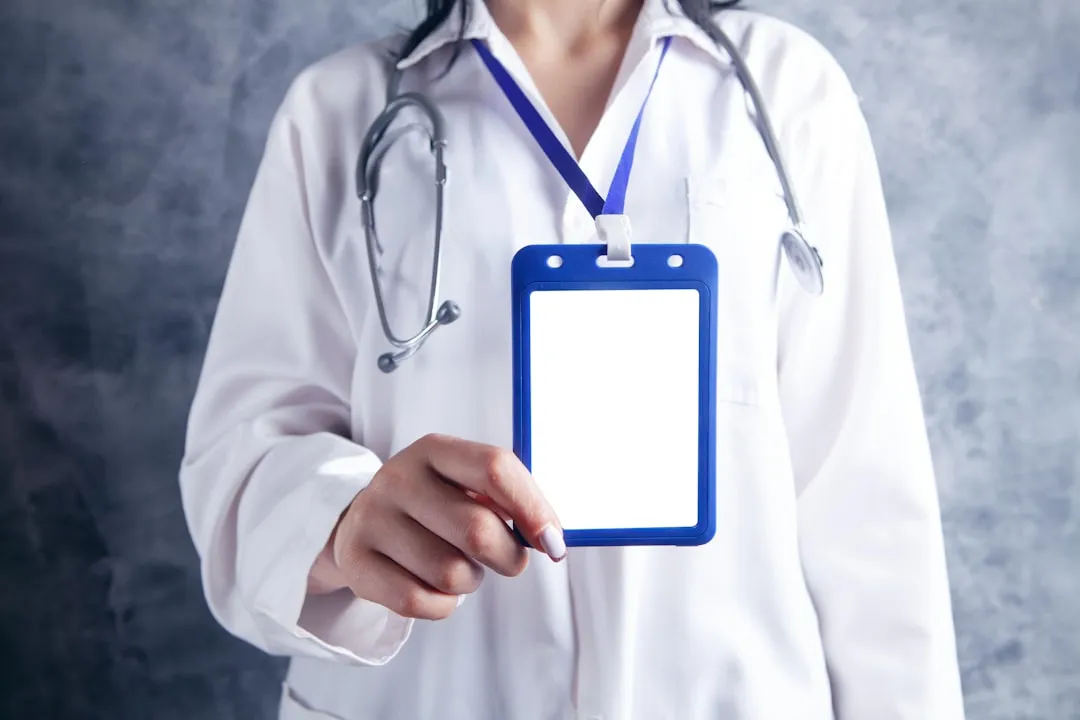 Pessoa de esfoliação médica branca e azul segurando um cartão azul e branco Pessoa de esfoliação médica branca e azul segurando um cartão azul e branco