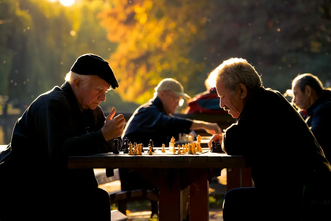 Dois homens jogando xadrez em lente de foco raso Dois homens jogando xadrez em lente de foco raso
