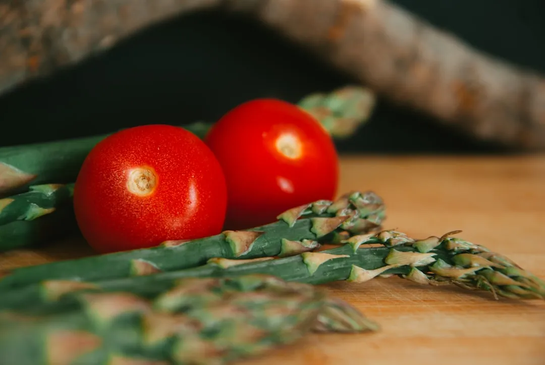 Dois tomates sentados em cima de uma mesa de madeira Dois tomates sentados em cima de uma mesa de madeira