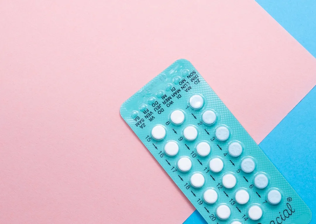 Validade legal da prescrição digital de contraceptivos Cartela de pílulas brancas em blister, representando a prescrição de anticoncepcionais.