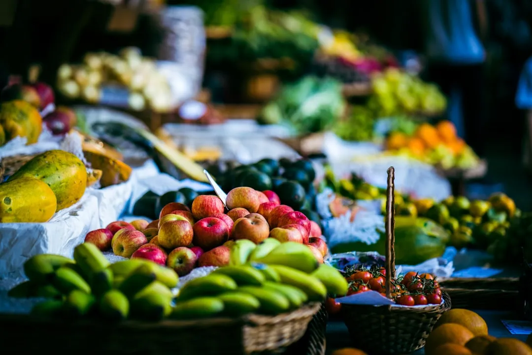 Uma mesa cheia de muitos tipos diferentes de frutas