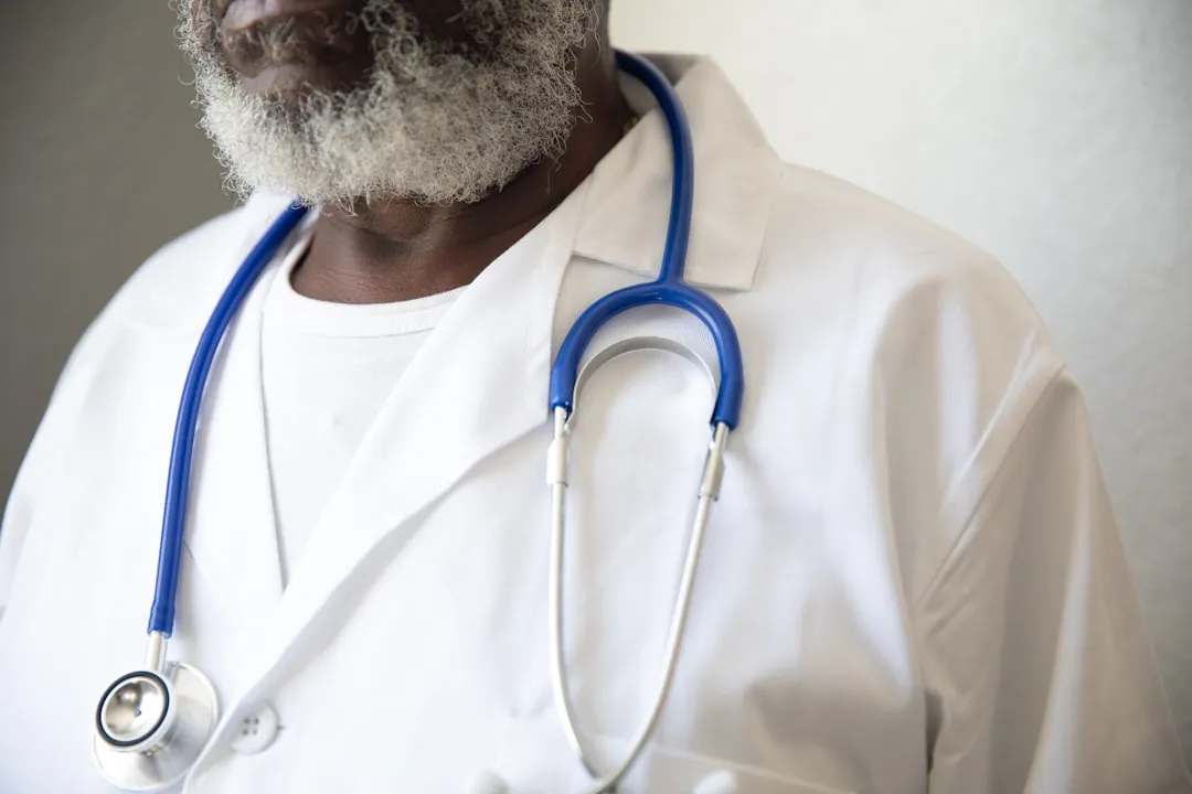Acolhimento e especialização são fundamentais no cuidado com o envelhecimento. Uma médica especialista sorrindo em seu consultório.