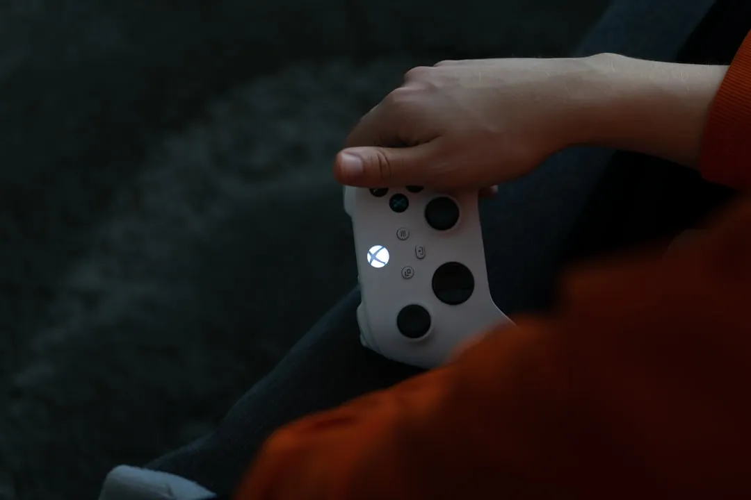 Pessoa utilizando um leitor de sensor de glicose para verificar seus níveis.