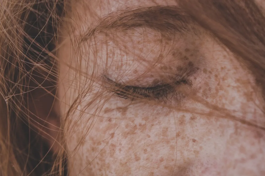Mulher de olhos fechados Mulher de olhos fechados