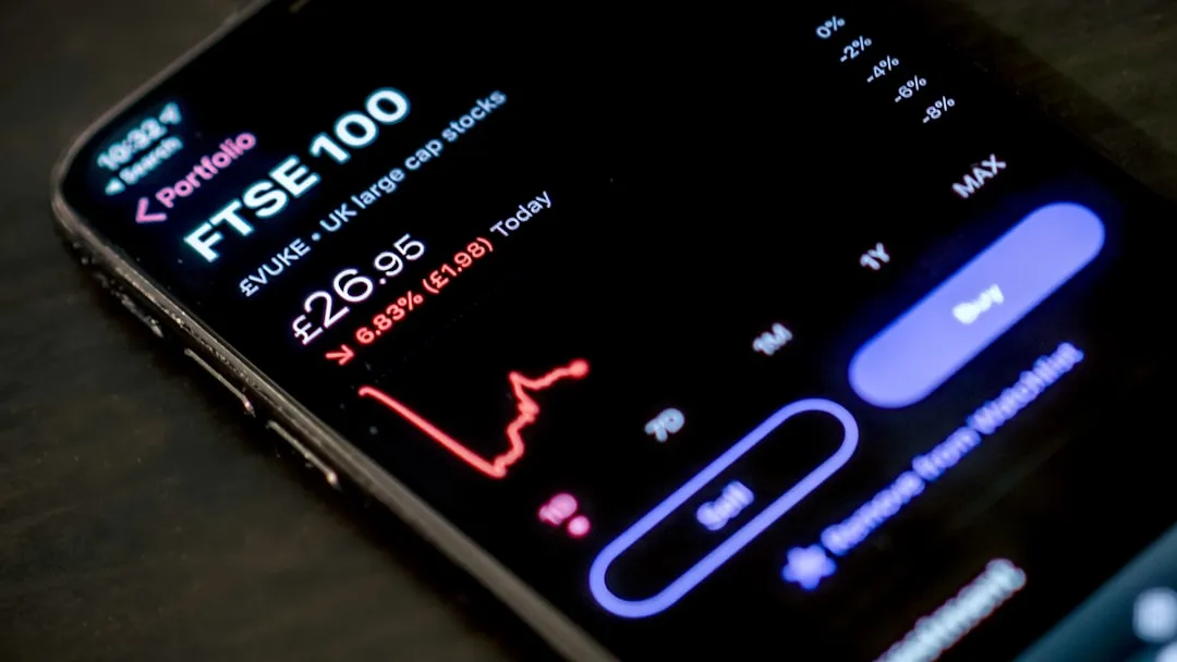 Smartwatch preto na mesa de madeira marrom Smartwatch preto na mesa de madeira marrom