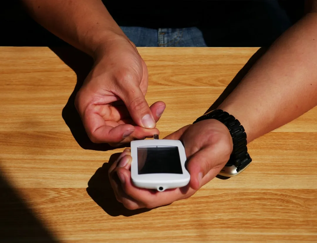 Analisando dados de saúde contínuos de um smartwatch Uma pessoa segurando um telefone inteligente nas mãos, visualizando dados de saúde.