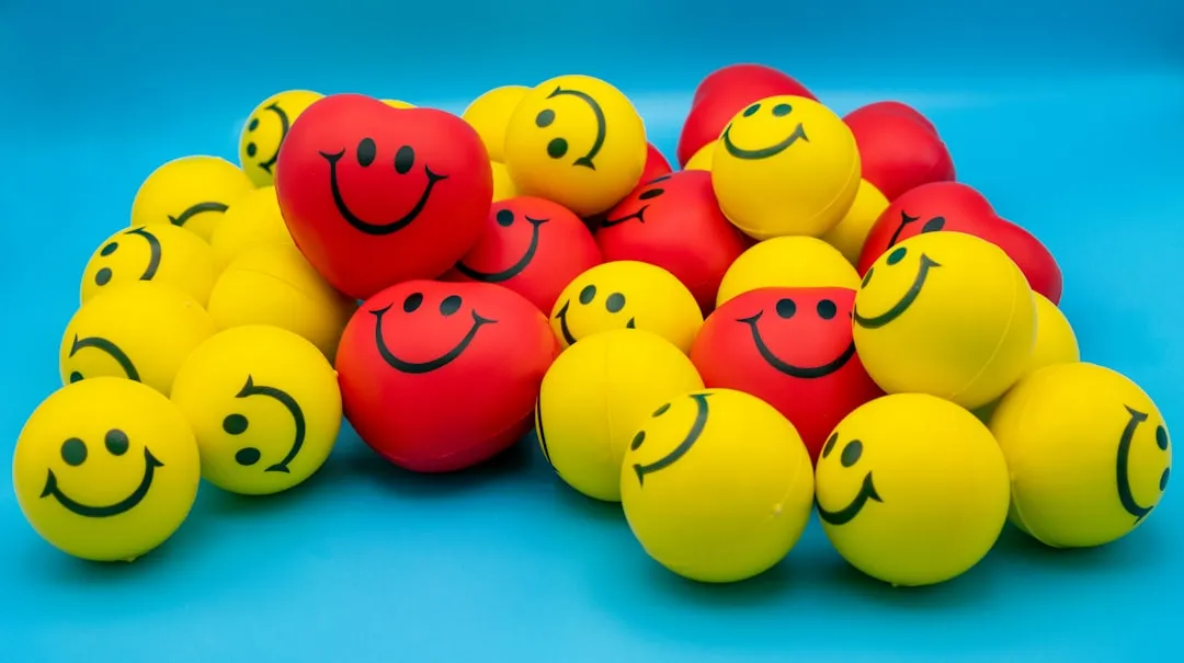 Rosto sorridente amarelo e vermelho