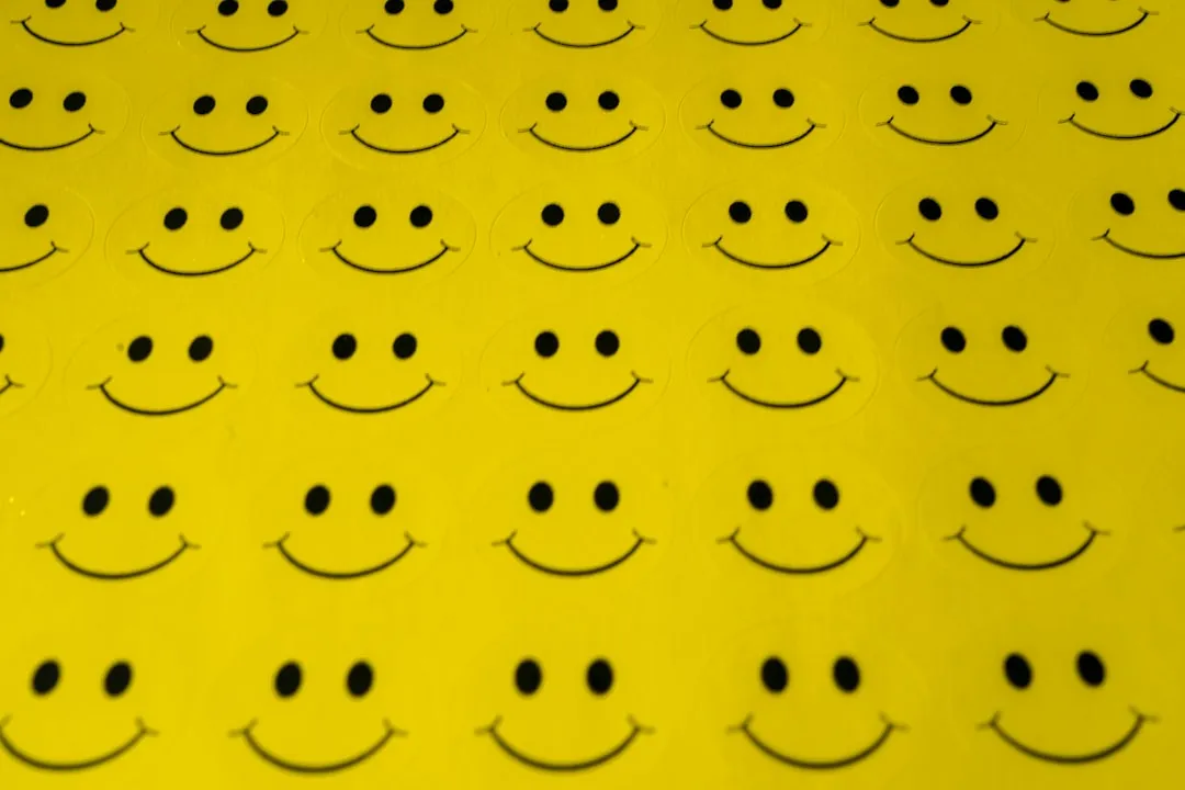Têxtil amarelo e preto do coração