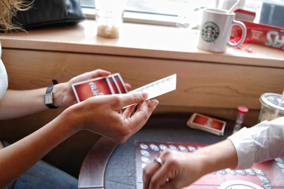 Duas pessoas sentadas à mesa jogando um jogo