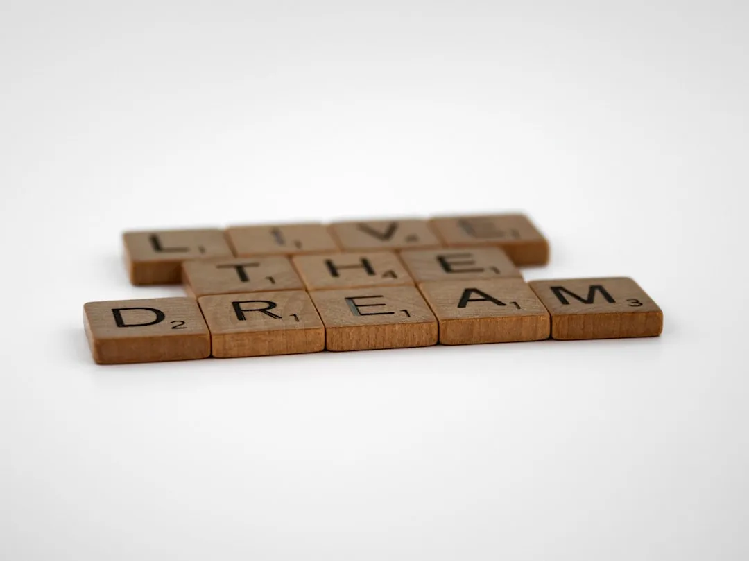 Blocos de madeira com letras simbolizando o DNA