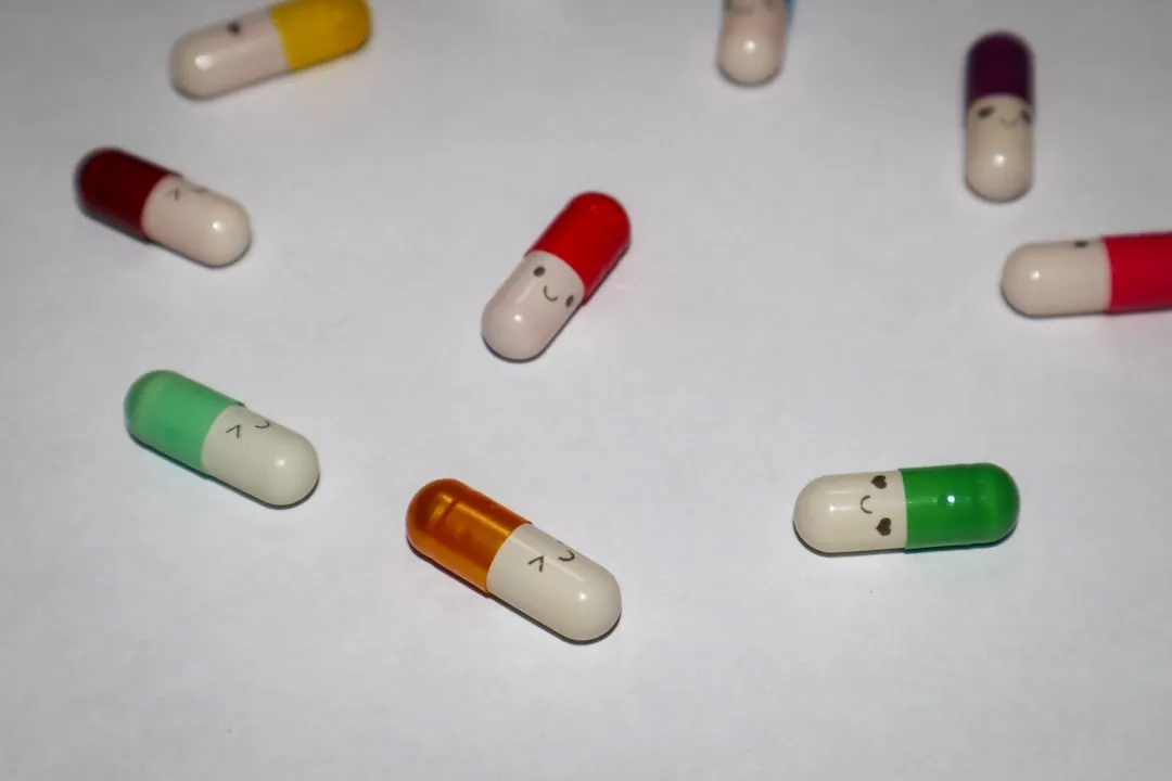 Pílula de medicação laranja e branca