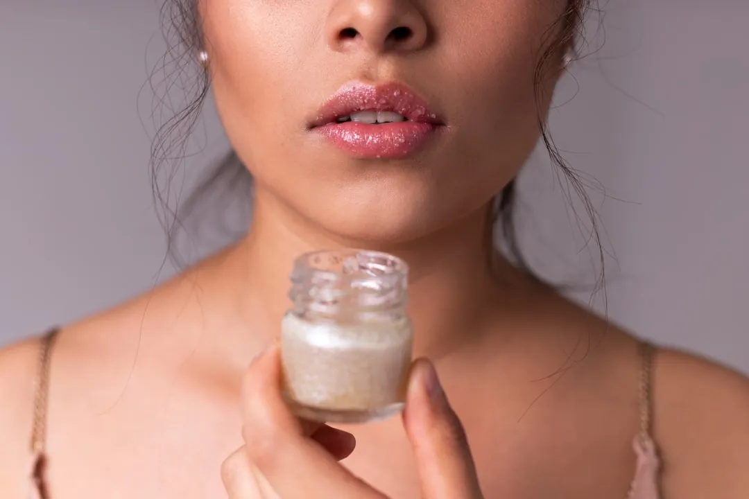 Mulher segurando uma garrafa de plástico branco