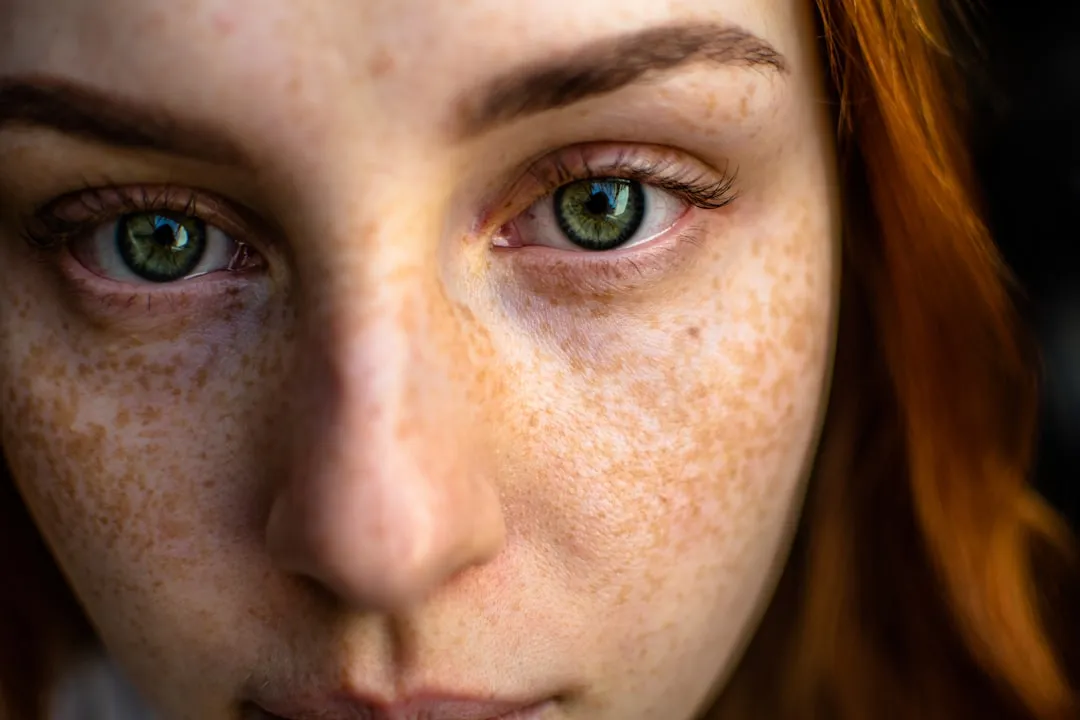 Mulheres enfrentam olhos azuis