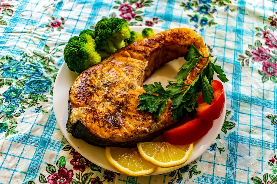 Um prato de comida Um prato de comida
