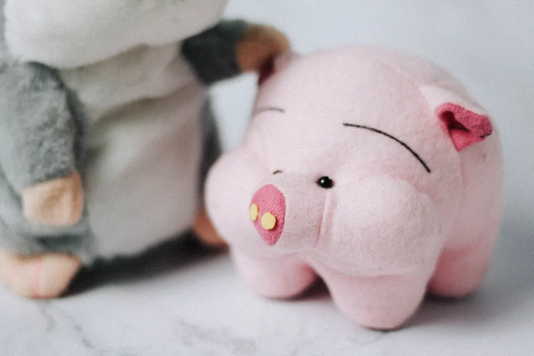 Brinquedo de pelúcia de porco rosa na superfície branca