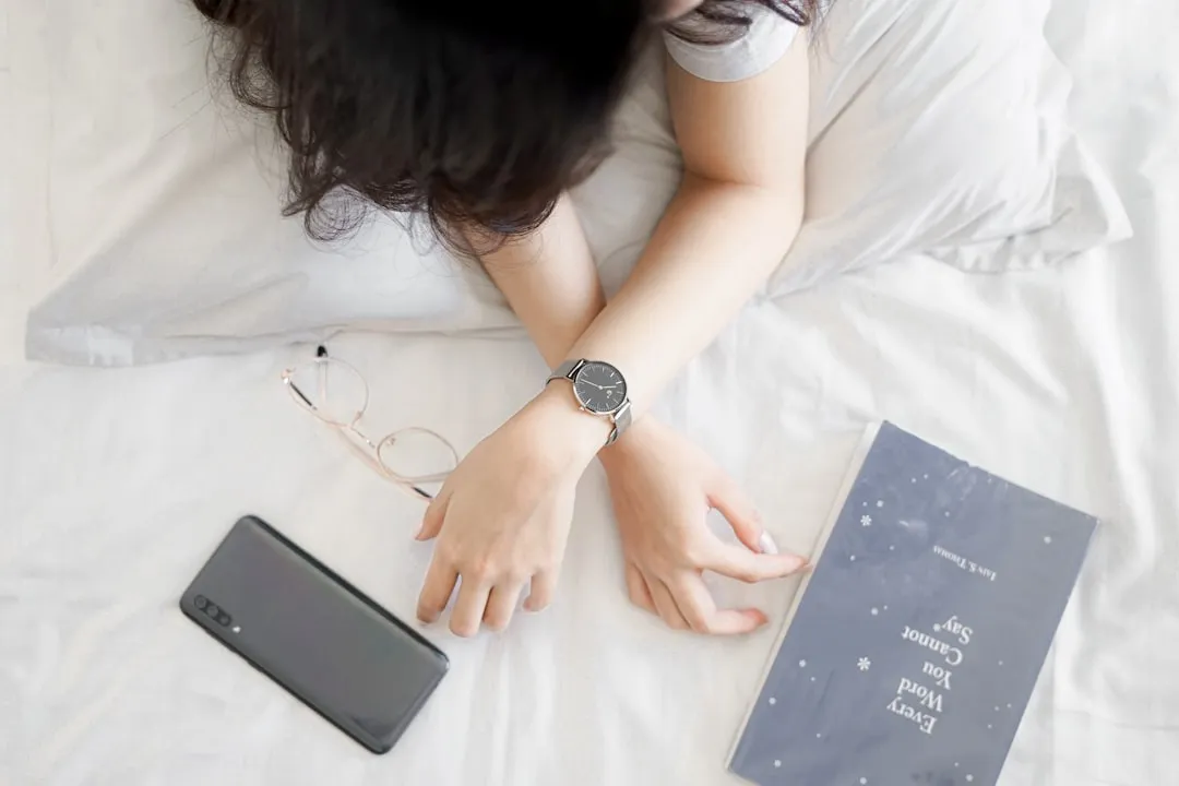 Mulher de camisa branca usando pulseira de link prateado Round Round Analog Watch Mulher de camisa branca usando pulseira de link prateado Round Round Analog Watch