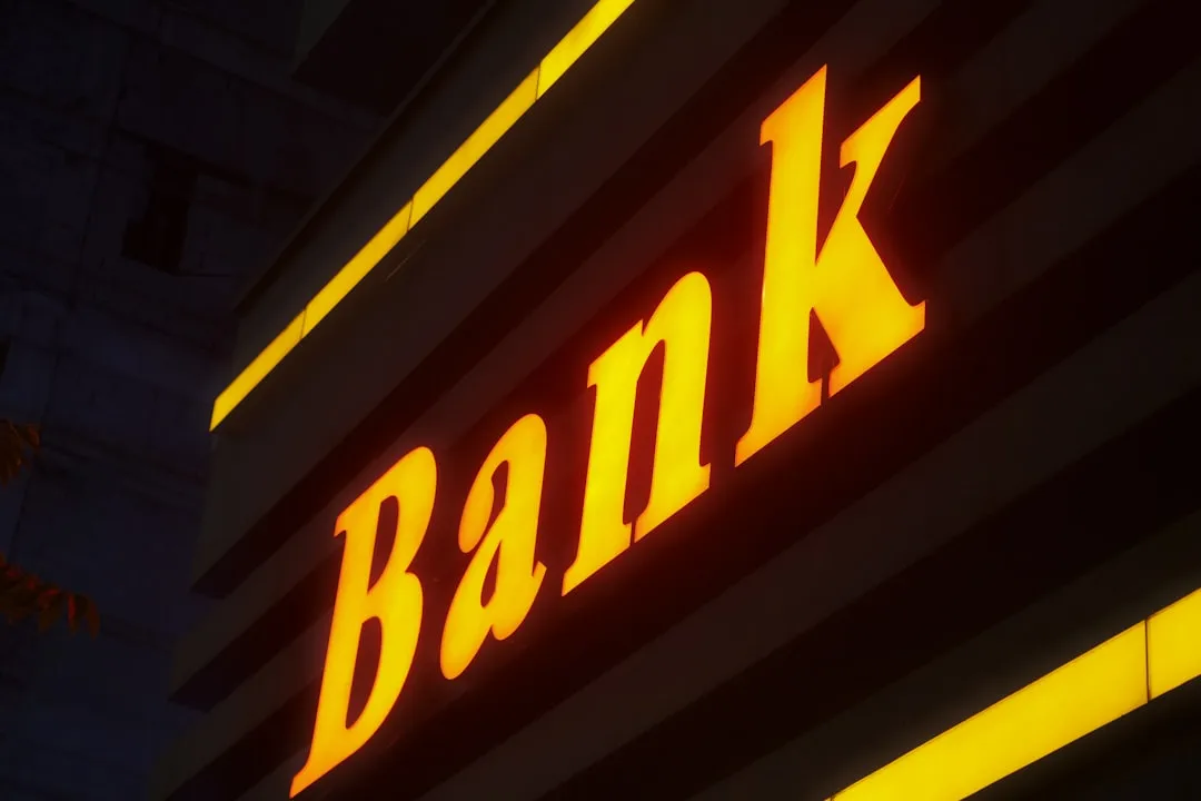 Um sinal de banco iluminado no escuro