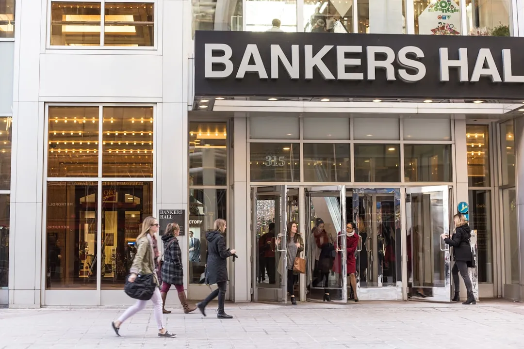 Três mulheres andando perto do prédio do Bankers Hall