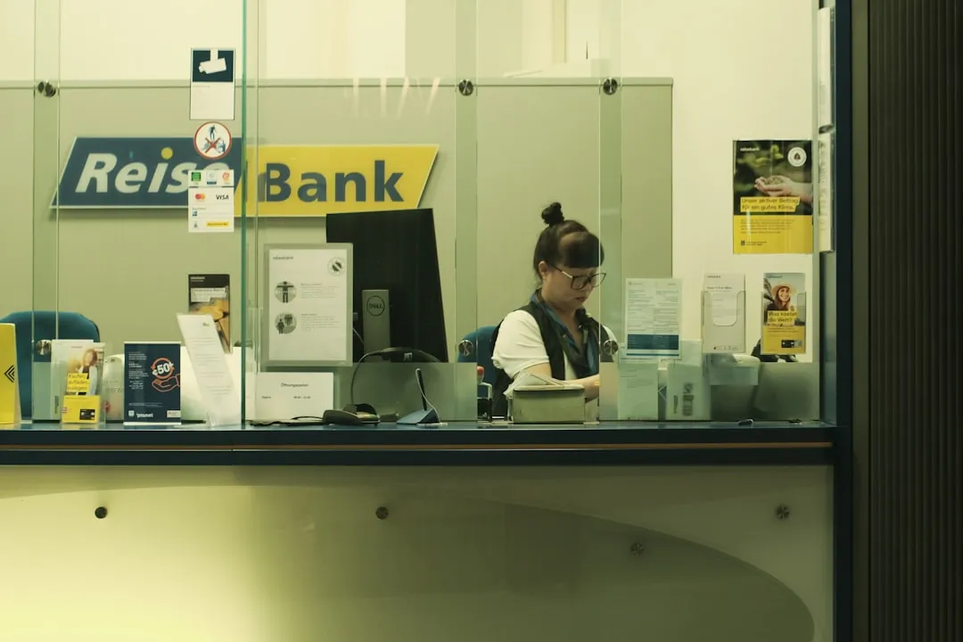 Um homem sentado em uma mesa a analisar as finanças