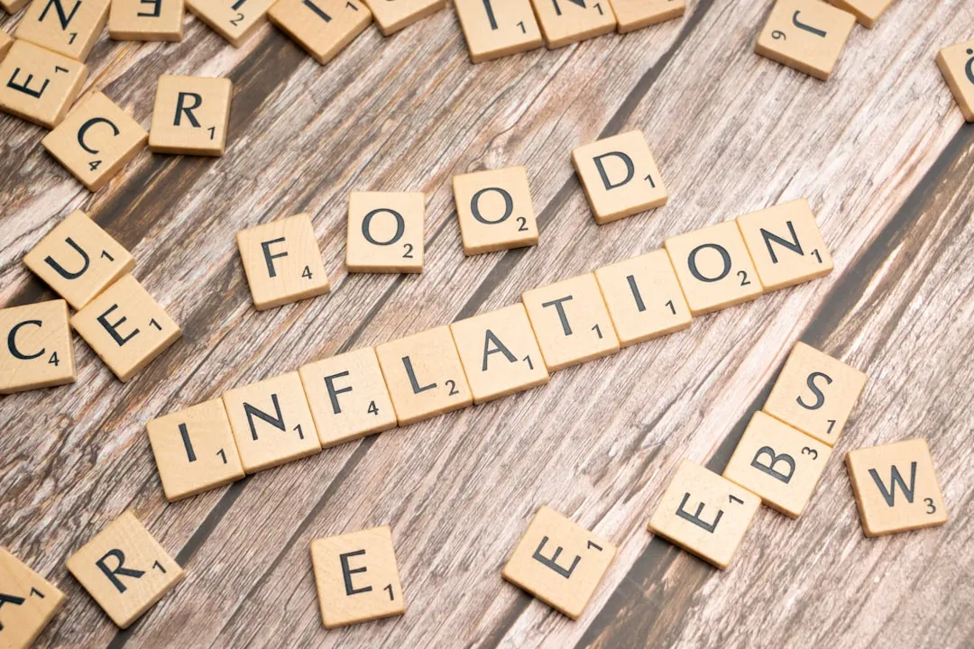 Ladrilhos Scrabble Soltando informações alimentares em uma mesa de madeira
